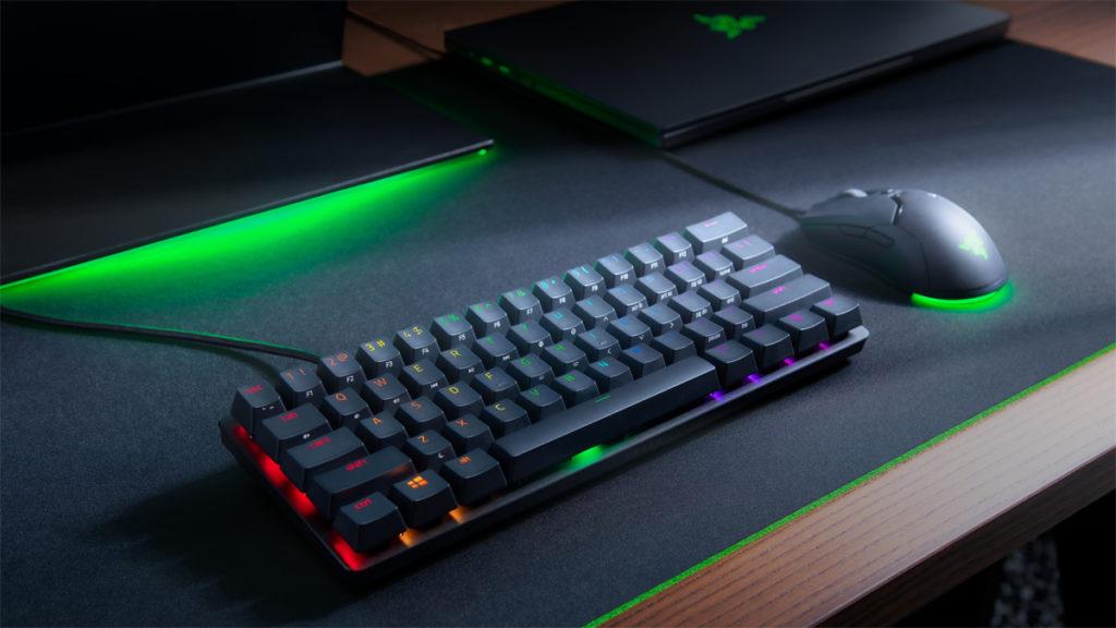 Razer Huntsman V3 Pro Mini - a billentyűzet színes RGB világítása egy sötét szobában