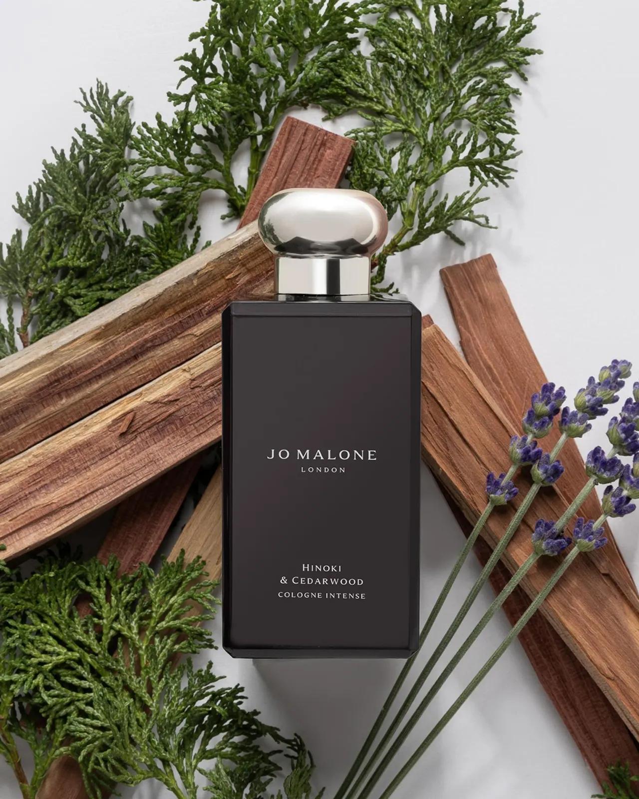 Jo Malone London Cologne Intense - A parfüm szórófeje és a prémium sötét üveg részletei közelebbről