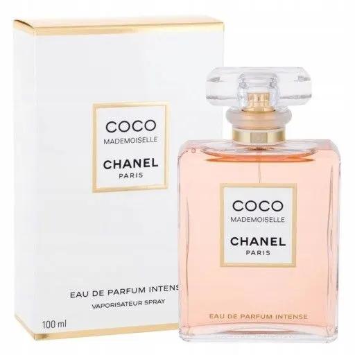 Chanel Coco Mademoiselle L’Eau Privée - a parfüm elegáns, esti fényben elhelyezve egy fésülködőasztalon