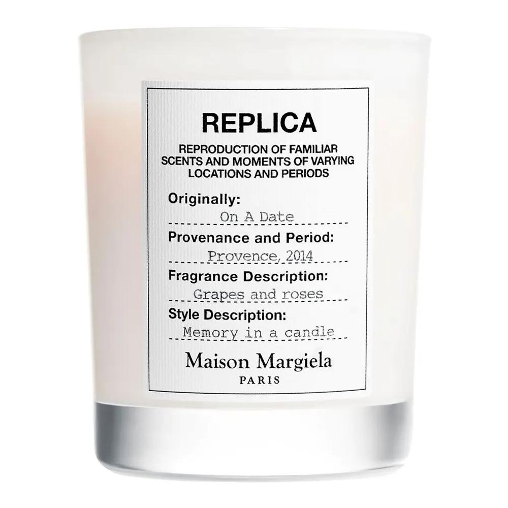 Maison Margiela Replica On a Date - A gyertya égés közben, kellemes meleg fénnyel a dohányzóasztalon