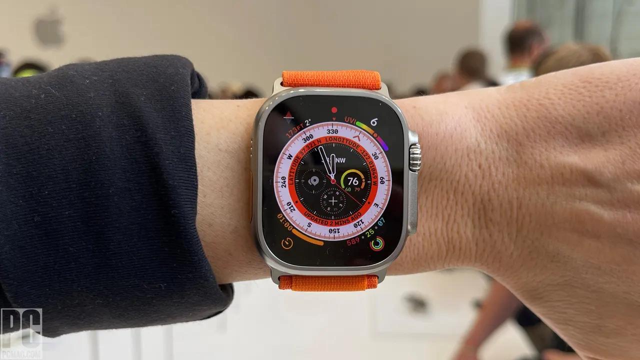 Apple Watch Ultra 4 - Az Apple Watch Ultra doboza és a mellékelt kiegészítők