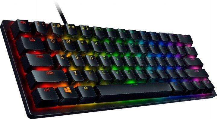Razer Huntsman V3 Pro Mini - a levehető USB-C kábel csatlakozási pontja a billentyűzet hátoldalán