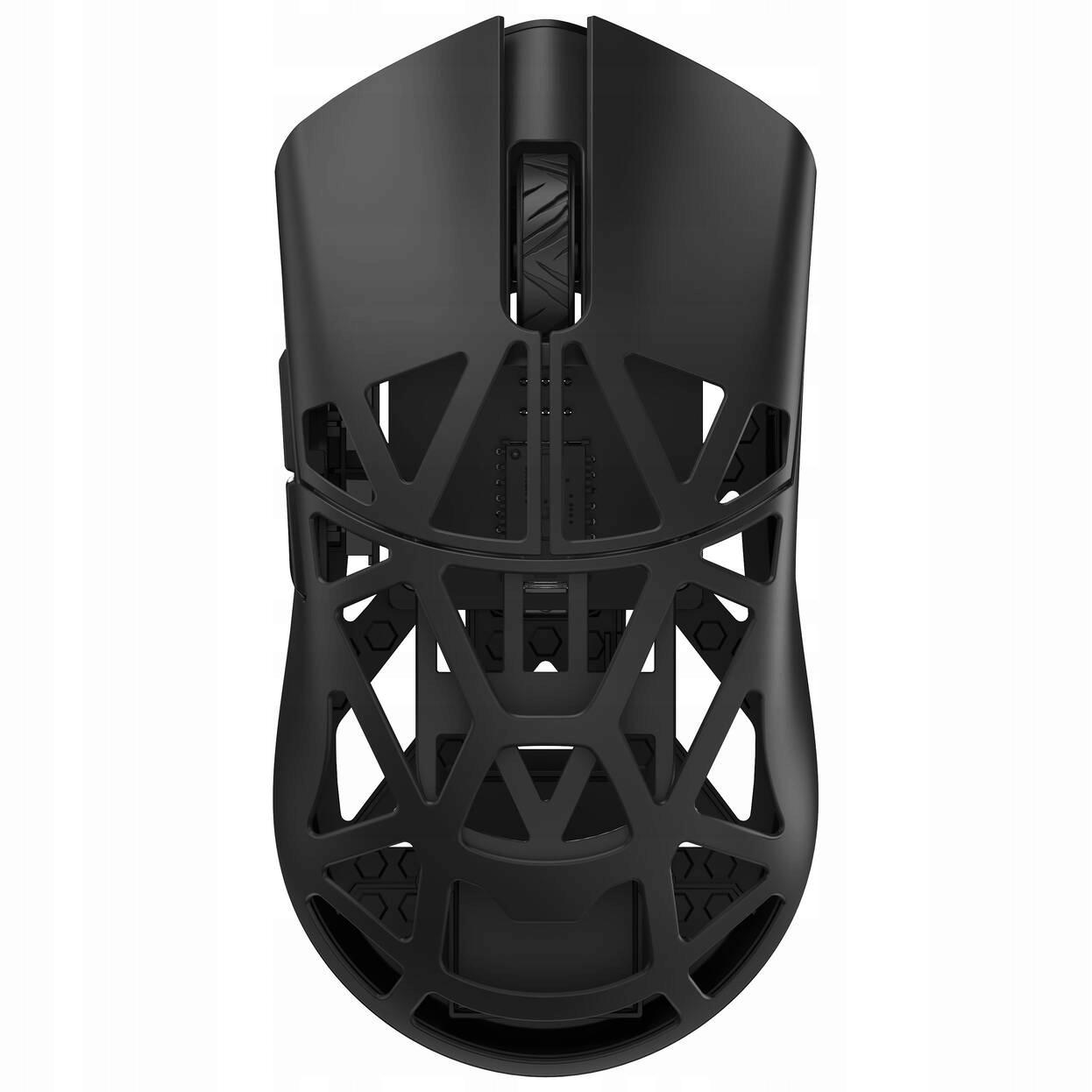 WLMouse Beast X - Az egér alja a PAW3950HS szenzorral és a csúszótalpakkal