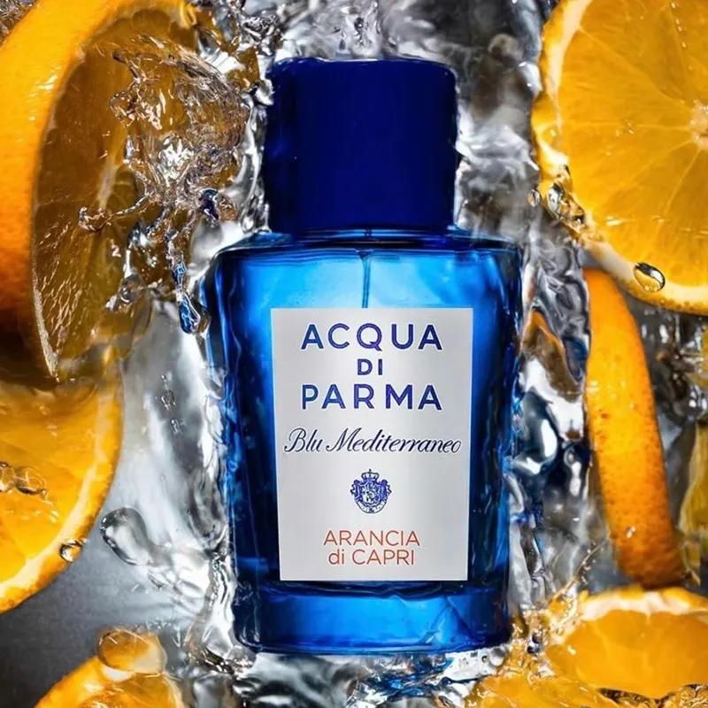Acqua di Parma Buongiorno Buonanotte - A 40 ml-es utazó flakon egy női kézitáska tartalmával beállítva
