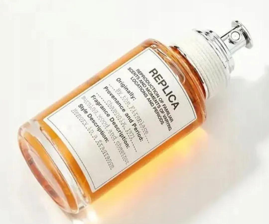 Maison Margiela Replica Afternoon Delight - a parfüm ikonikus, szövetcímkés szórófeje közelről