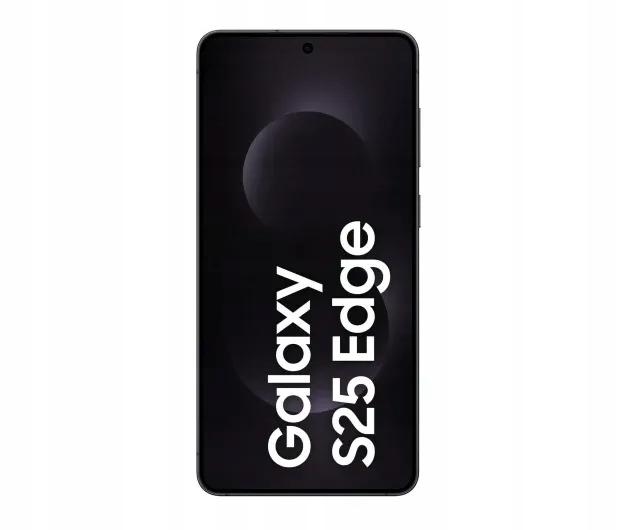 Samsung Galaxy S25 Edge - a telefon kijelzője működés közben, tűző napsütéses szabadtéri környezetben