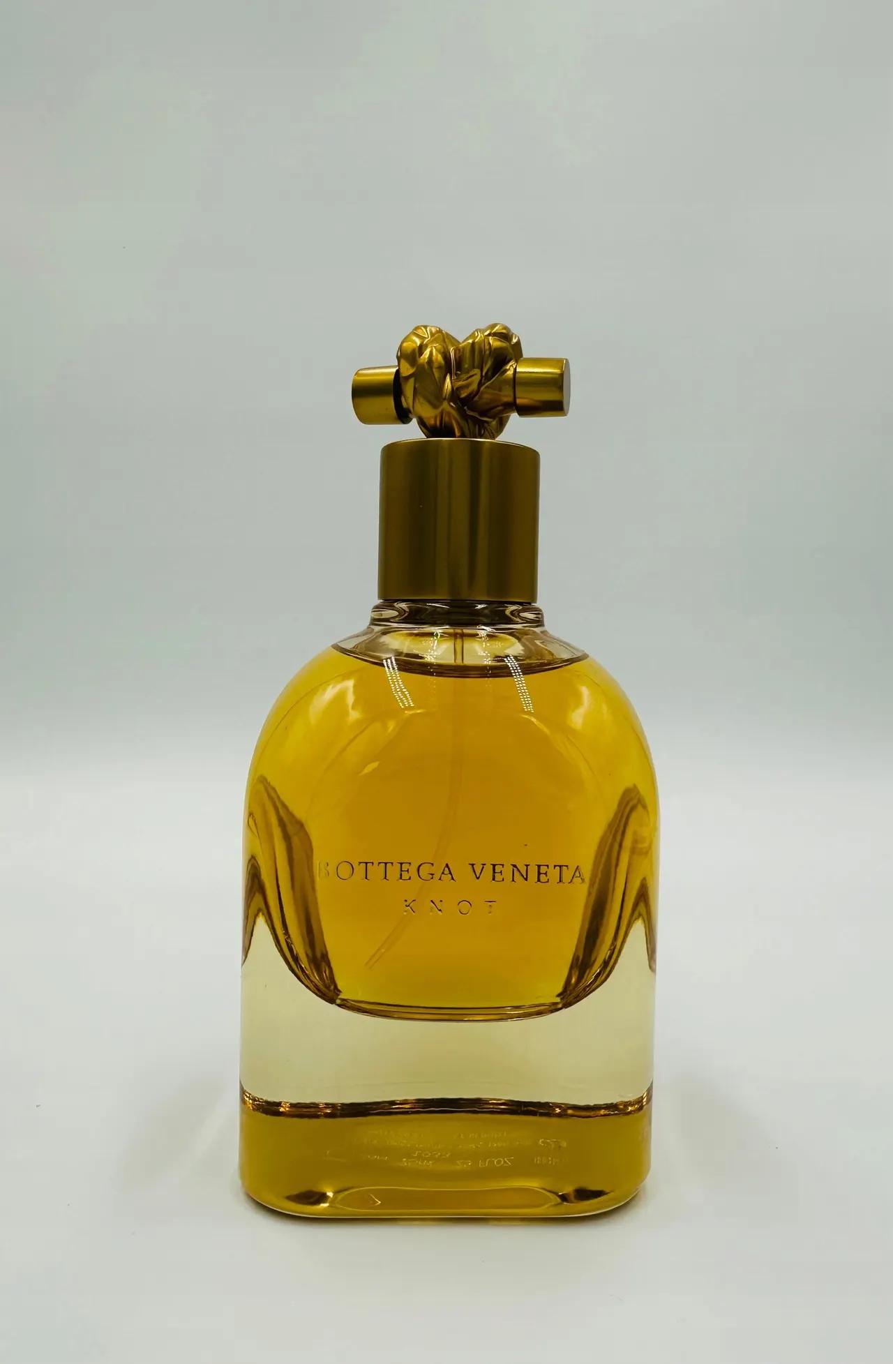 Bottega Veneta Crepuscolo - Parfüm üveg közelről, jól látható batch kóddal és részletekkel