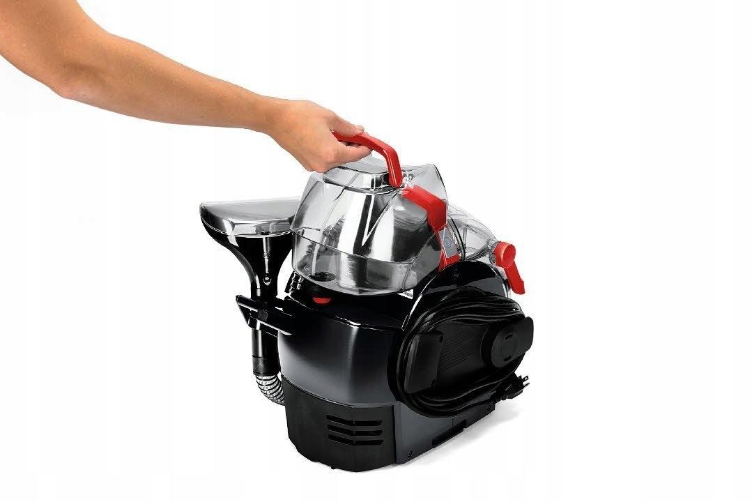 Bissell SpotClean HydroSteam - A koszos víztartály a takarítás után, jól látható barnás szennyvízzel