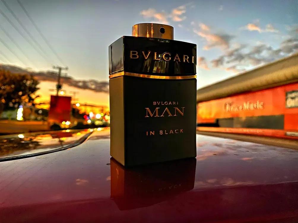 Bvlgari Man in Black Parfum - A parfüm aranyszínű szórógombja és az üveg finom részletei