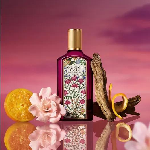 Gucci Flora Gorgeous Gardenia Intense - A parfüm elegáns permetezője és az üveg aranyozott részletei