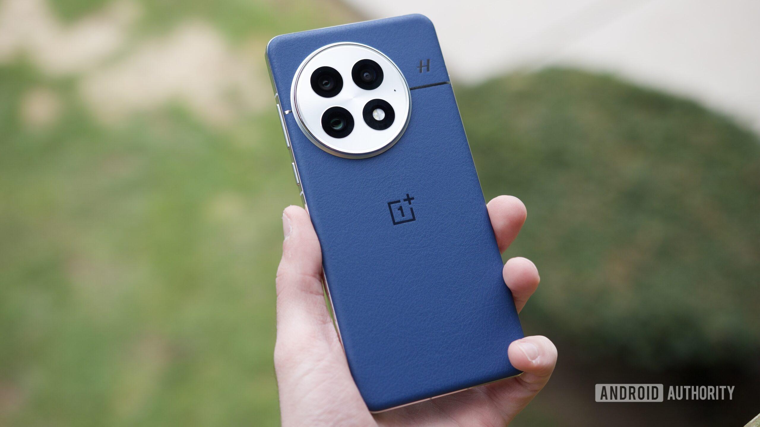 OnePlus 13 OEM Kék Hátlap használat közben