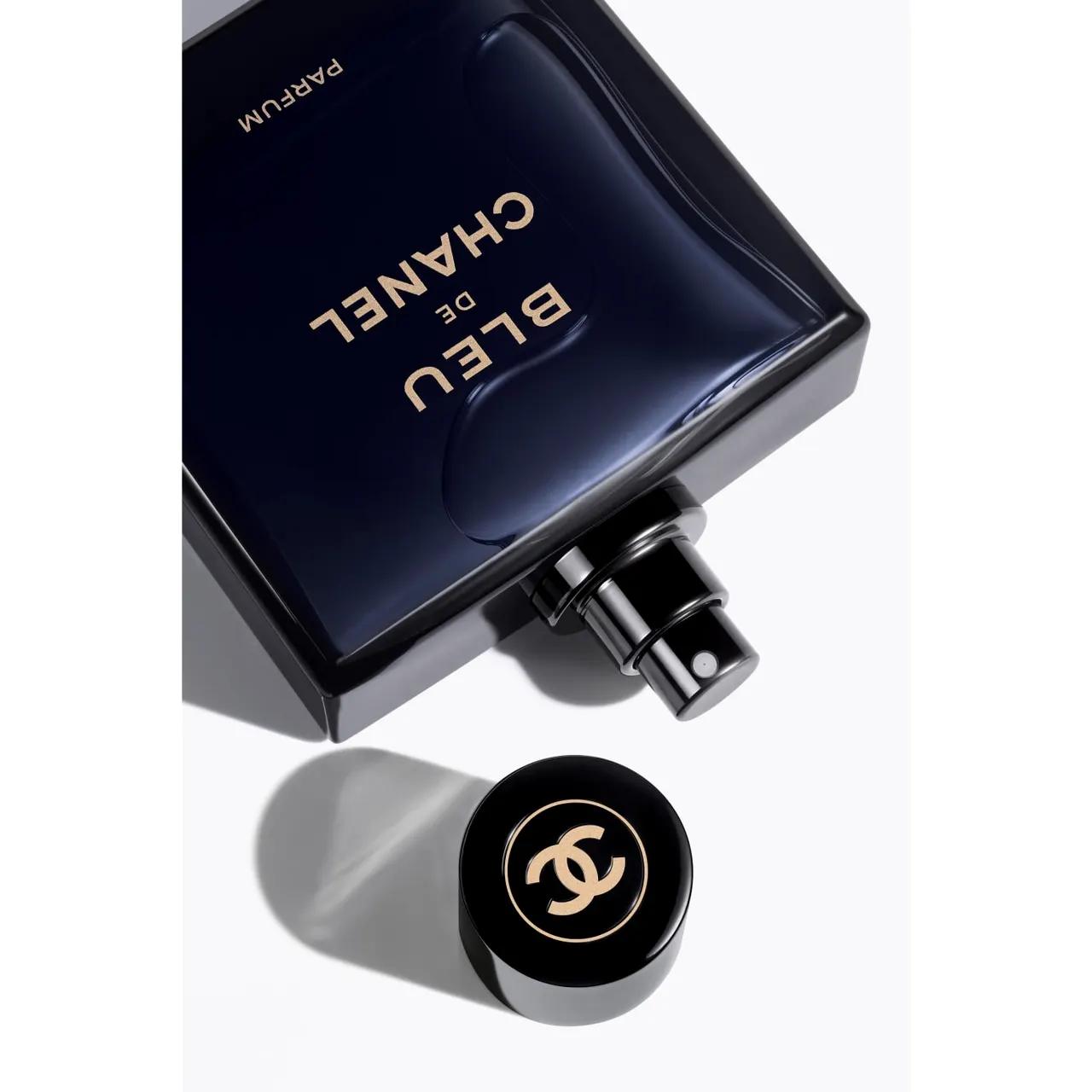 Chanel Bleu de Chanel L’Exclusif - A parfüm elegáns, mágneses kupakja és a szilárd üveg dizájnja