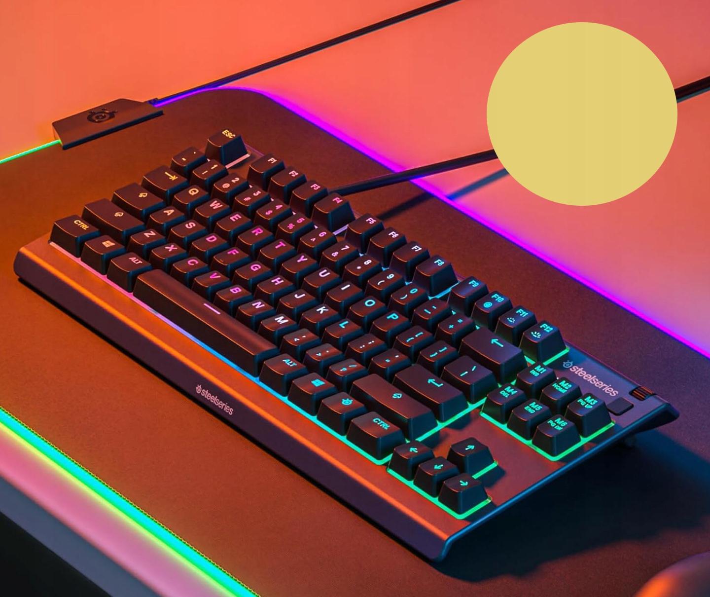 SteelSeries Apex Pro TKL Gen 3 - Közelkép a multimédiás görgőről és az RGB zónákról