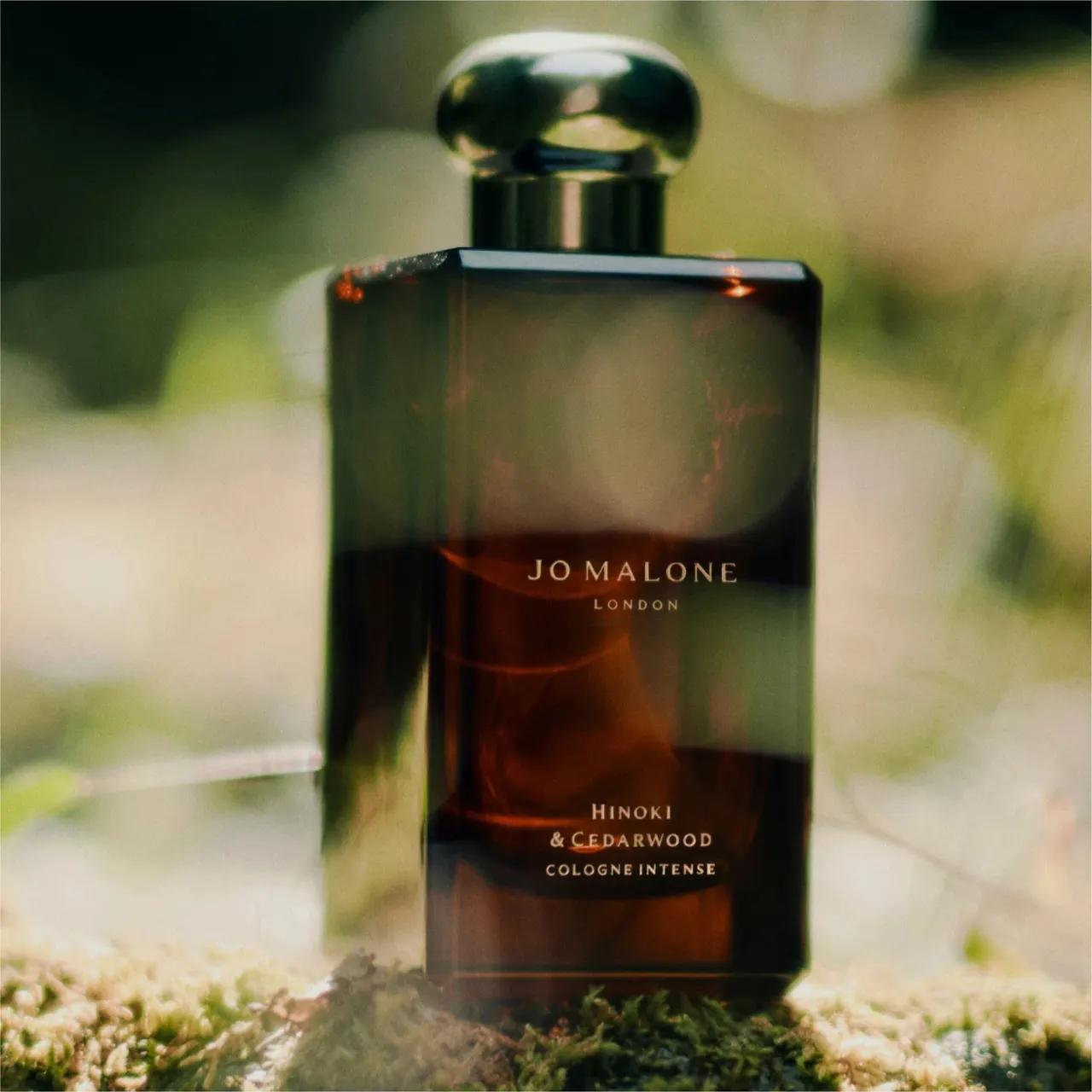 Jo Malone London Cologne Intense - Az illat üvege természetes, fás és mohás környezetben felfotózva