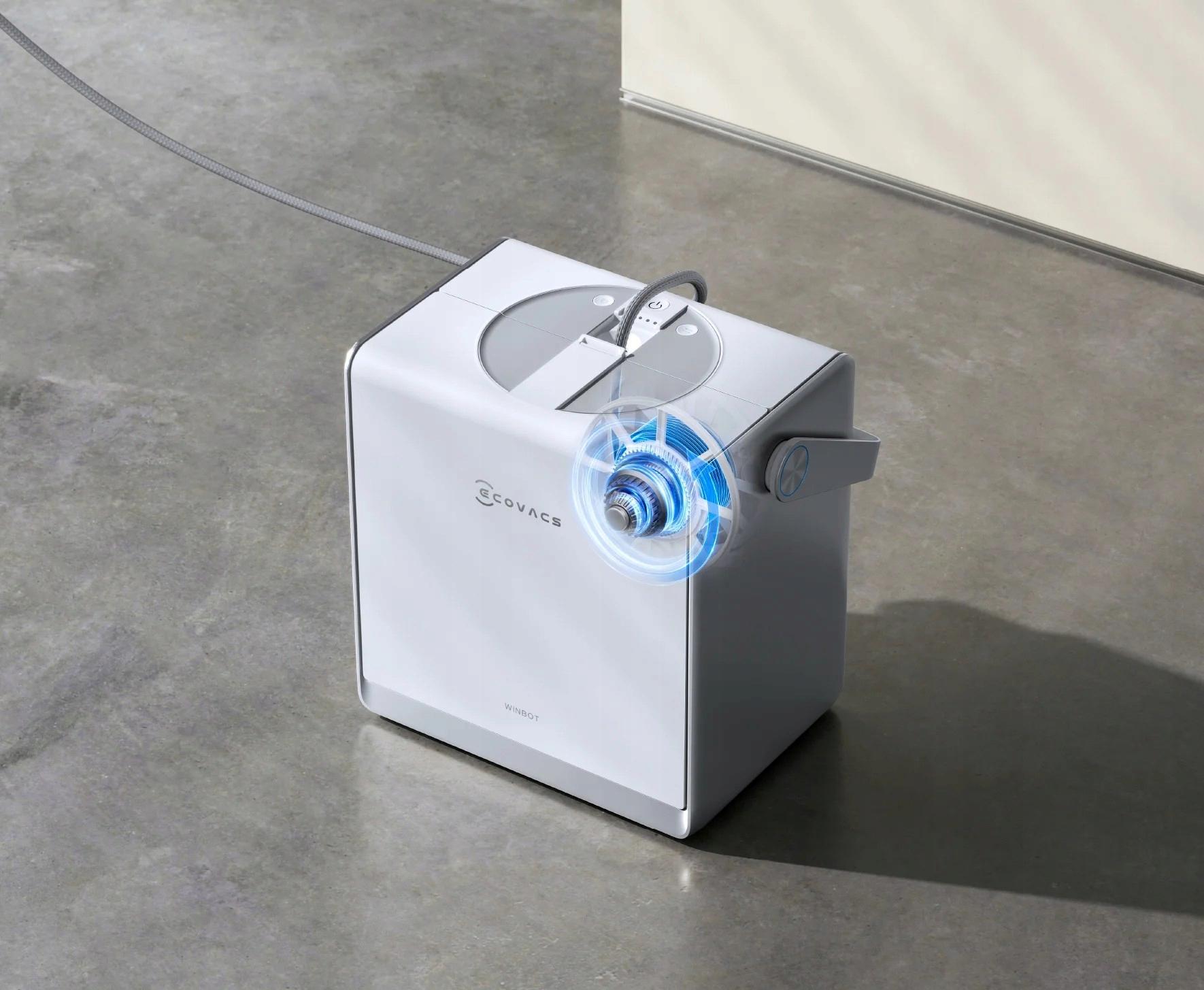 Ecovacs Winbot W3 Omni - A mikroszálas törlőkendő és a vízbefecskendező fúvókák közelről