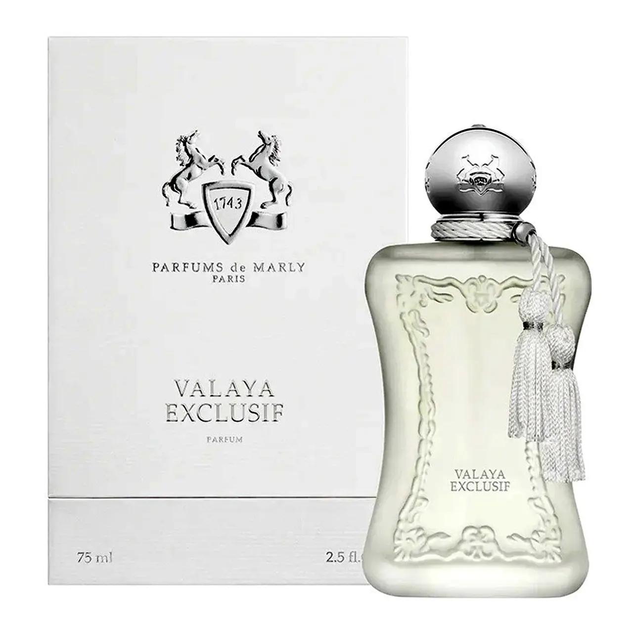Parfums de Marly Valaya Exclusif - a parfümüveg kézben tartva, bemutatva a méretét