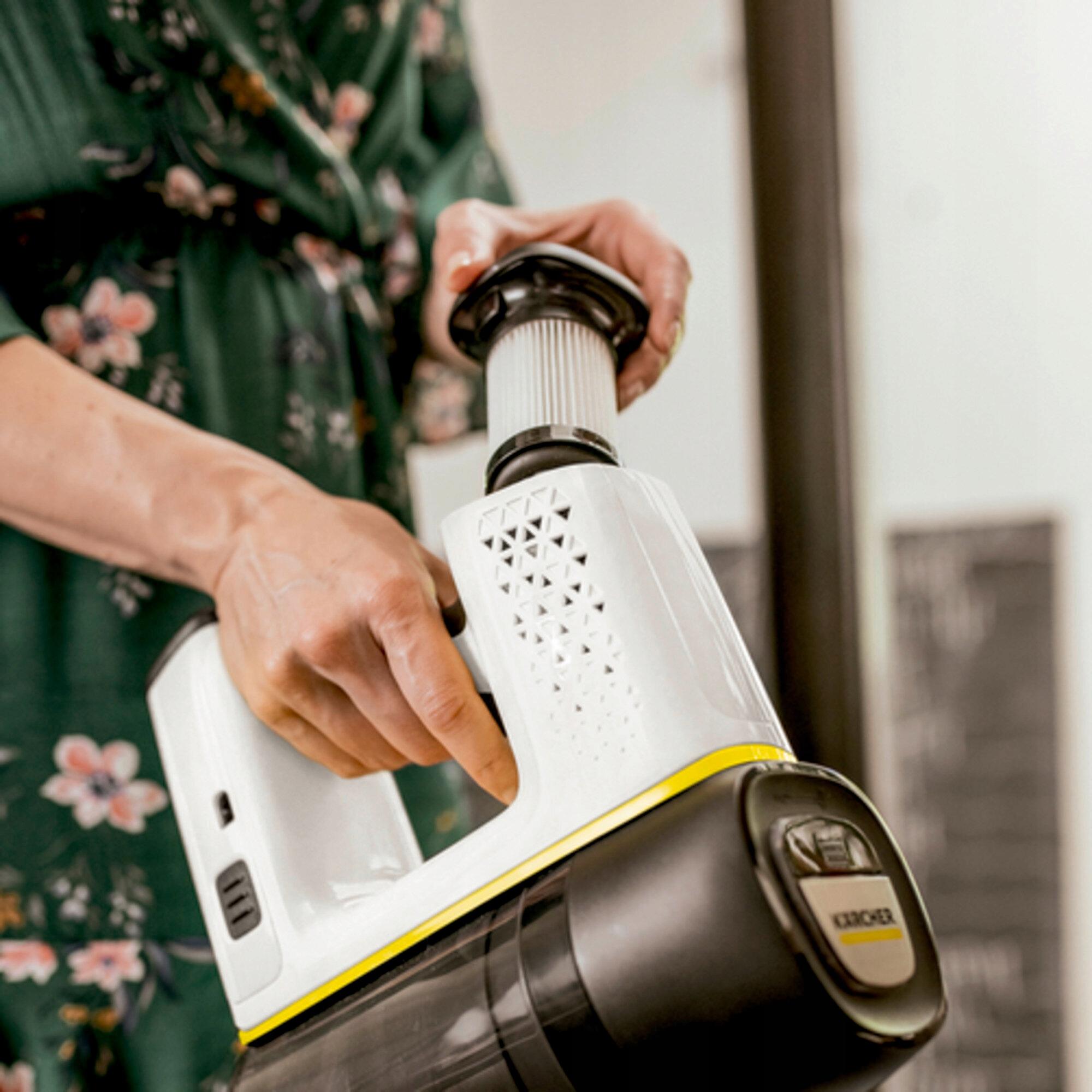 Kärcher VC 6 Cordless ourFamily - A LED világításos padlófej működés közben a sötétített szobában