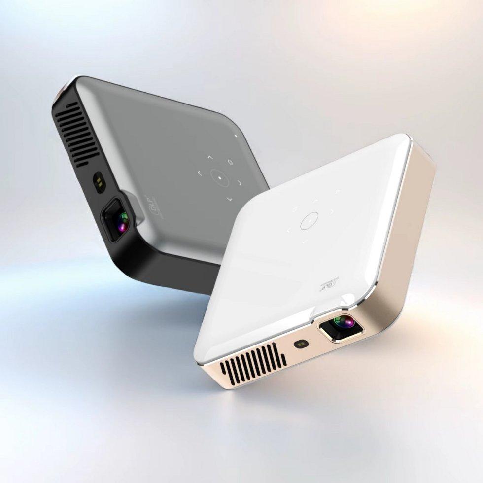 SKY01 4K Android 13 Mini Projektor használat közben