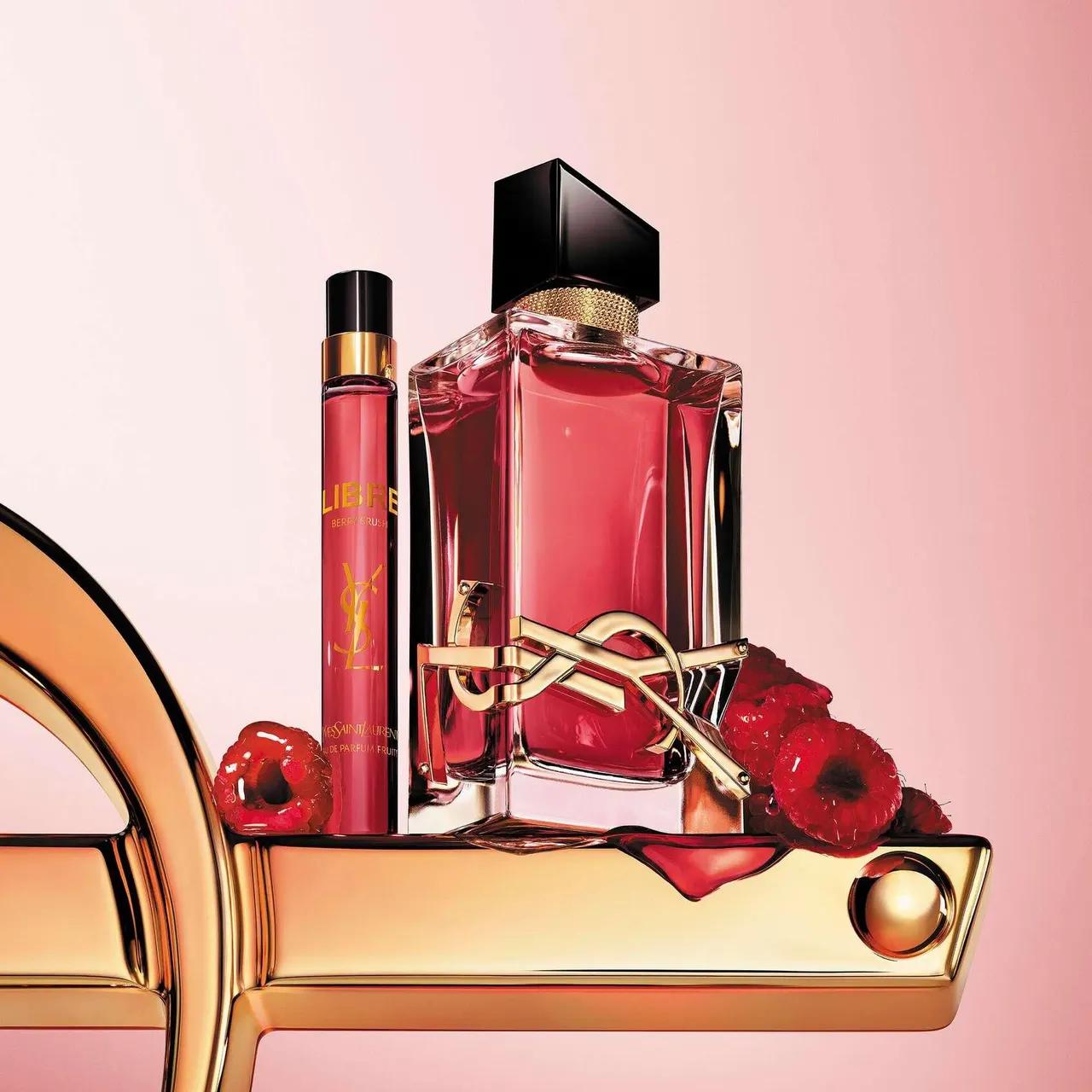 Libre Berry Crush Fruitée Eau de Parfum 90 ml használat közben