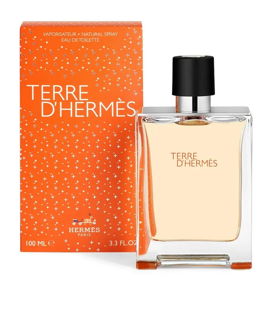 Hermès Terre d’Hermès Eau des Merveilles - Elegáns ing és óra mellett elhelyezett Terre d’Hermès üveg