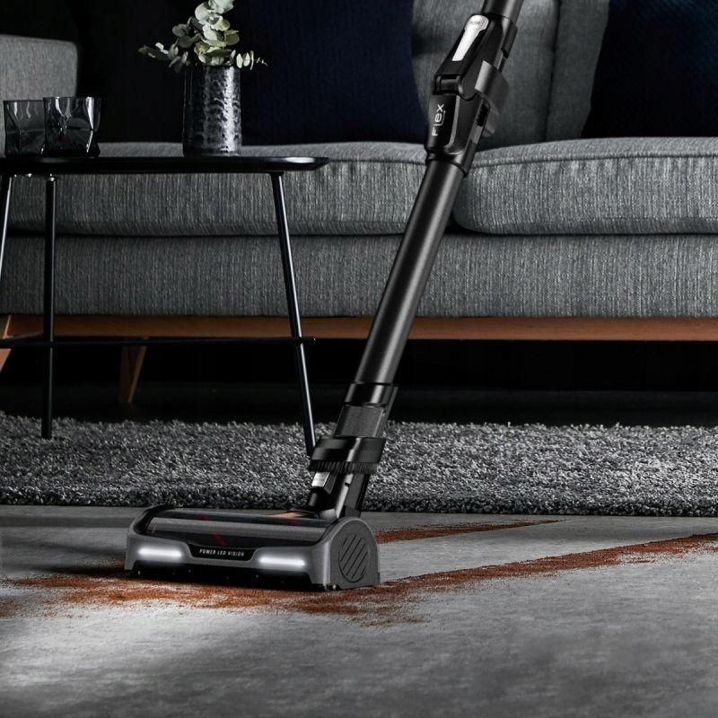 Rowenta X-Force Flex 14.80 - A hajlítható Flex cső működés közben a kanapé alatt