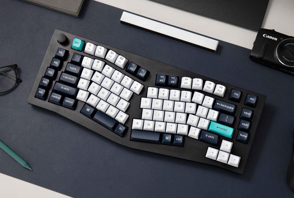 Keychron Q3 Max - csomagolás, tartozék kábelek és a cserélhető Windows/Mac billentyűsapkák