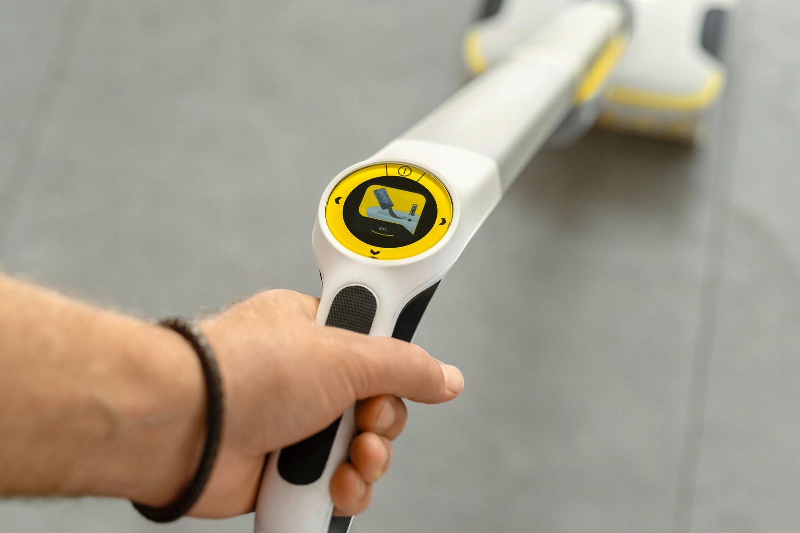 Kärcher FC 8 Smart Signature Line - Közelkép az LCD kijelzőről és a hengerek LED-es megvilágításáról