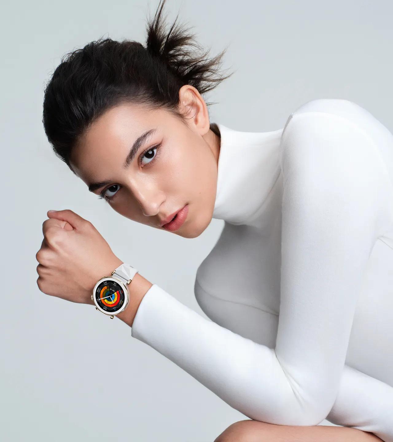 Honor Watch 5 Pro - A Watch GT 5 Pro csomagolása és a vezeték nélküli töltőkorong