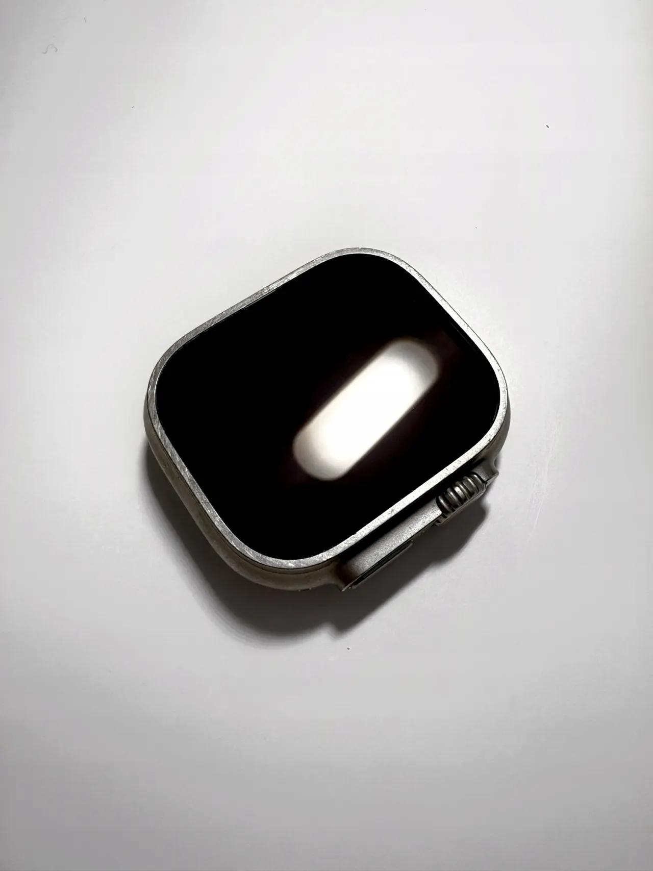 Apple Watch Ultra 4 - Az óra oldalsó akció gombja és a robusztus koronavédő burkolat