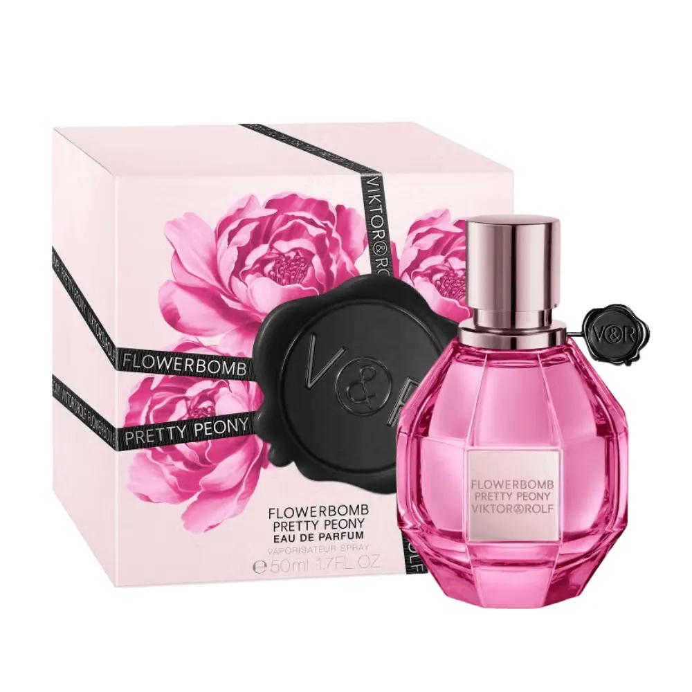 Viktor & Rolf Flowerbomb Pretty Peony - A parfüm kifújás közben, friss virágos háttérrel