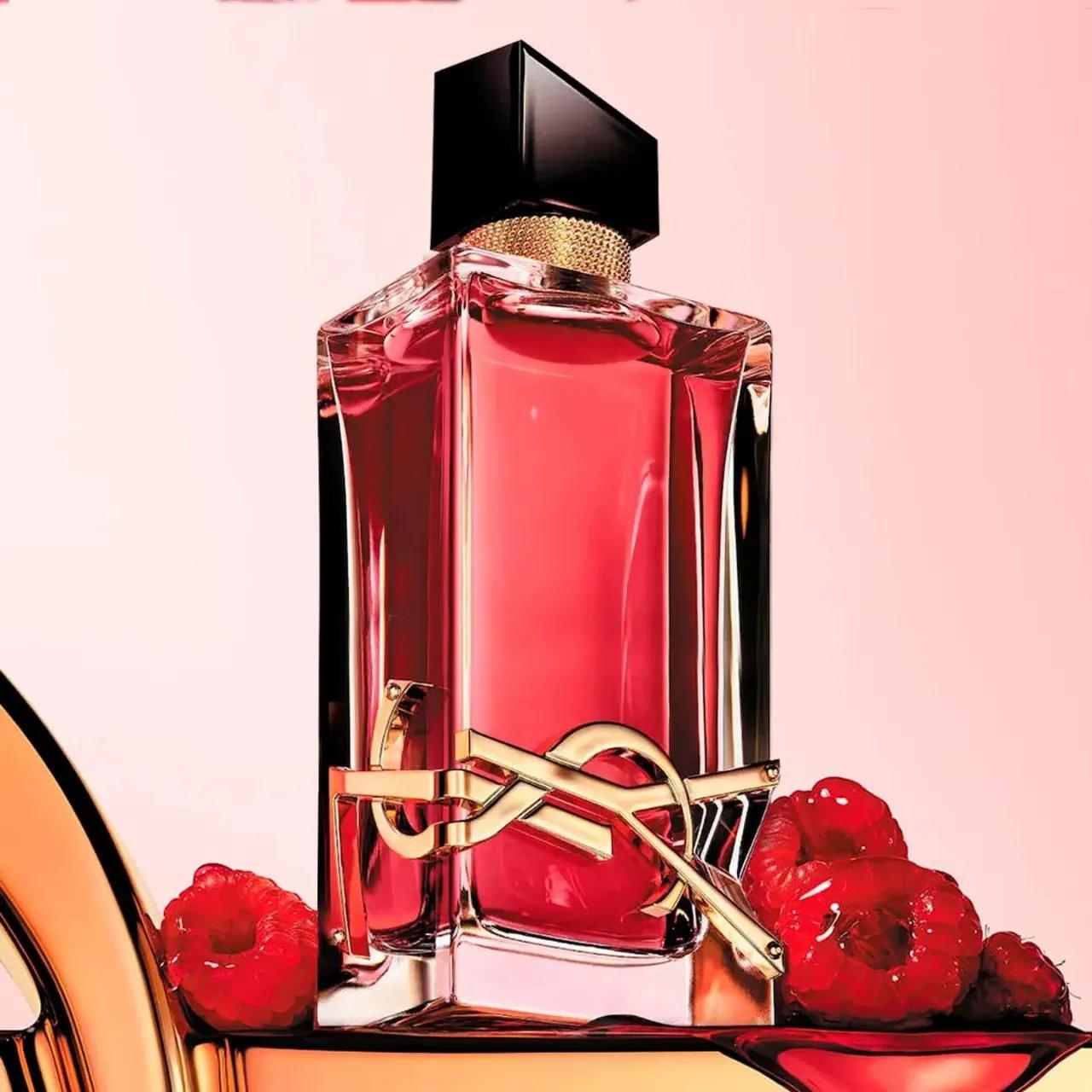 Yves Saint Laurent Libre Berry Crush - A parfüm aranyszínű kupakja és a precíz szorófej közelről