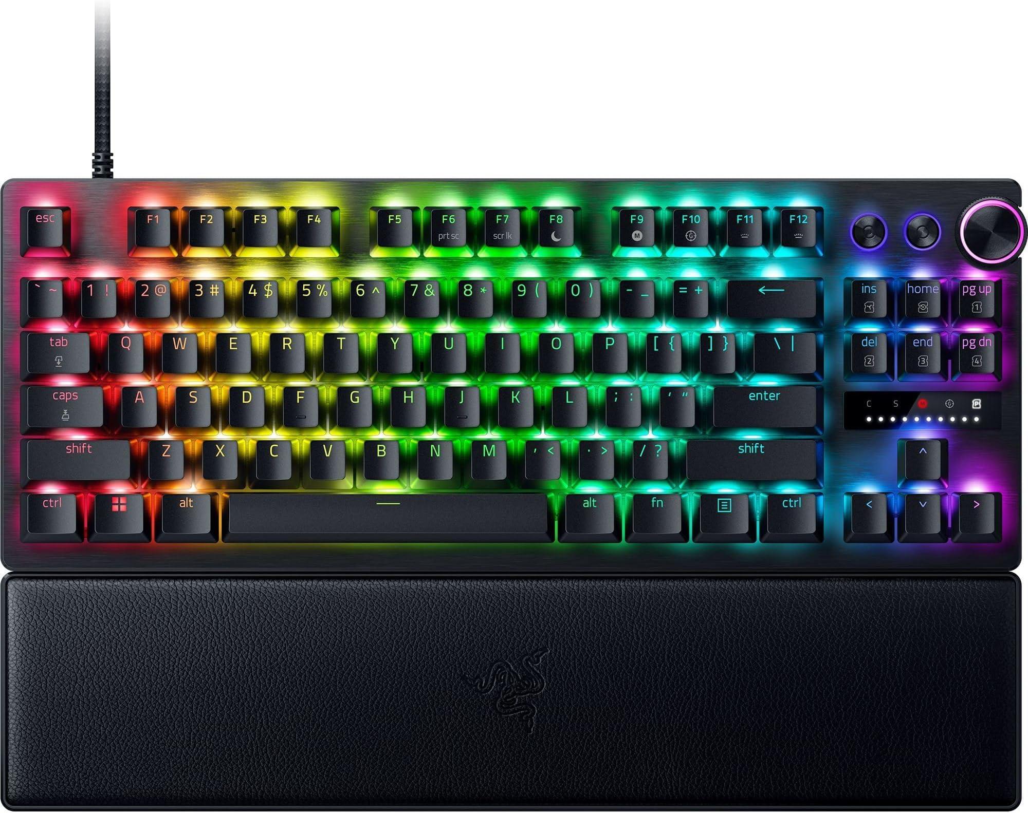Razer Huntsman V3 Pro TKL - Színes RGB háttérvilágítás működés közben, sötét szobában