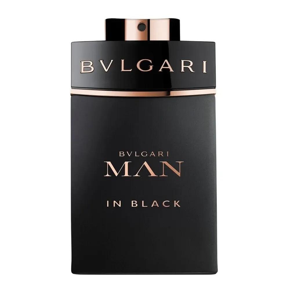 Bvlgari Man in Black Parfum - A parfüm üvege kézben tartva, jól látható mérettel és kupak nélkül