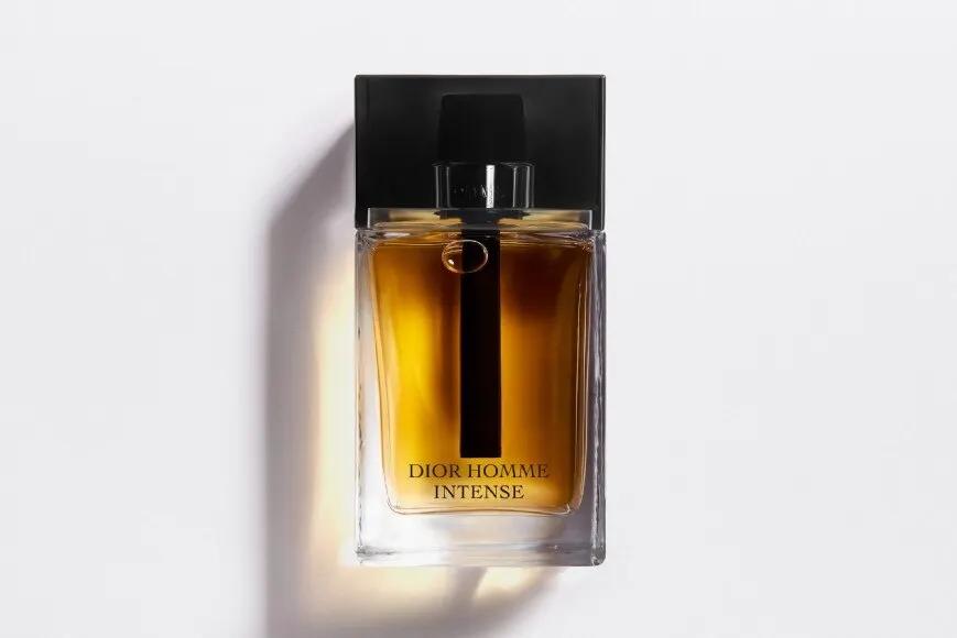 Dior Homme Parfum - A csodás íriszes-fás illatjegyek vizuális ábrázolása hűvös esti hangulatban