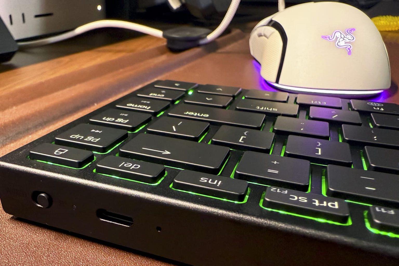 Razer Joro - A billentyűzet háttérvilágítása működés közben, sötétített szobában