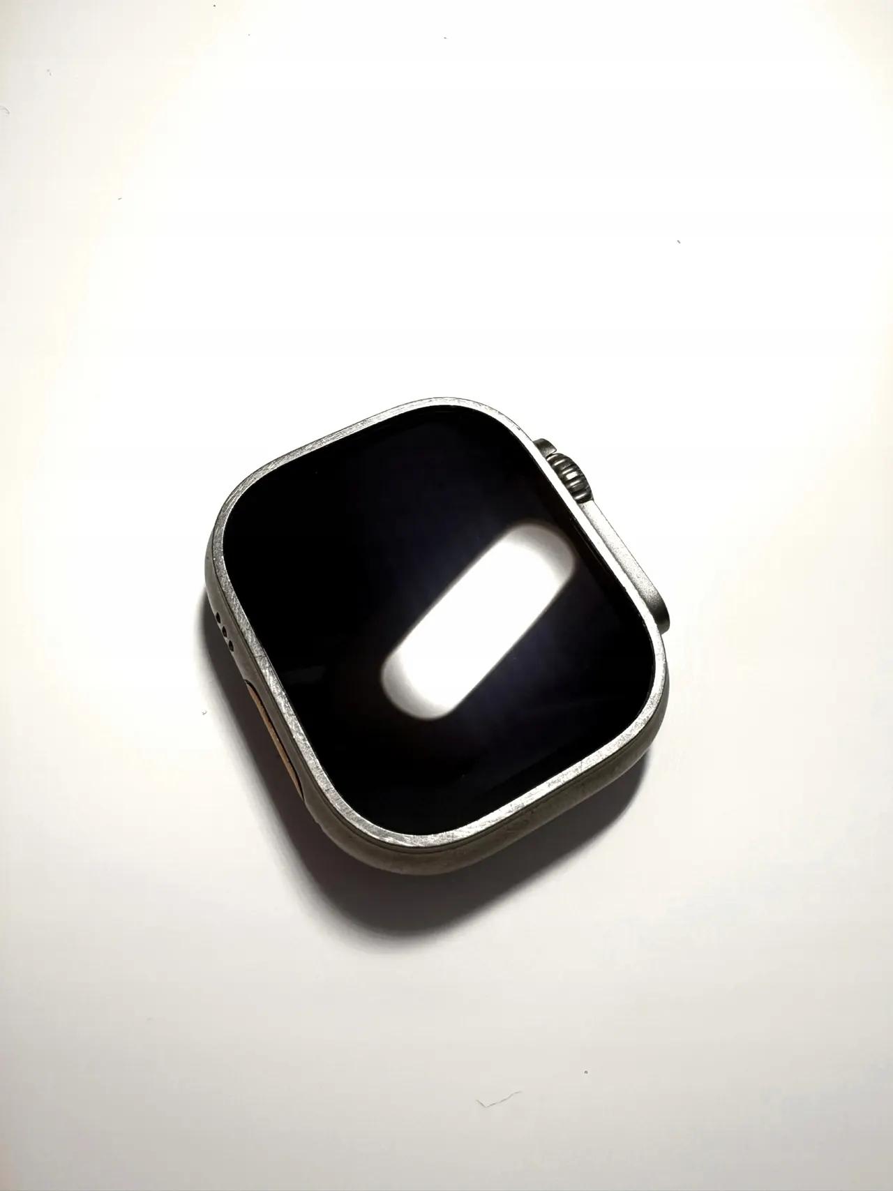 Apple Watch Ultra 4 - Az Apple Watch Ultra csuklón viselve sportolás közben