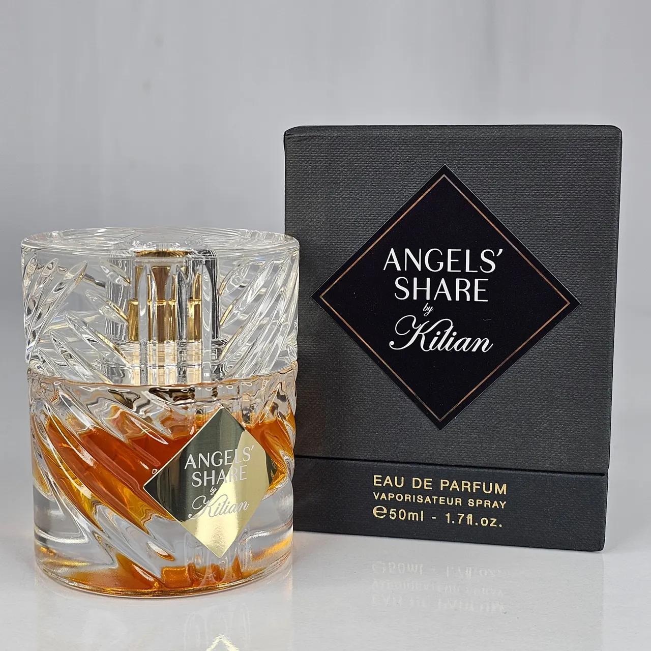 Kilian Angels’ Share Paradis - Elegáns esti öltözék mellett elhelyezett By Kilian parfümös üveg