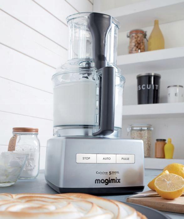 Cuisinart Precision Master Stand Mixer - Zöldségszeletelés a széles XL adagolónyíláson keresztül