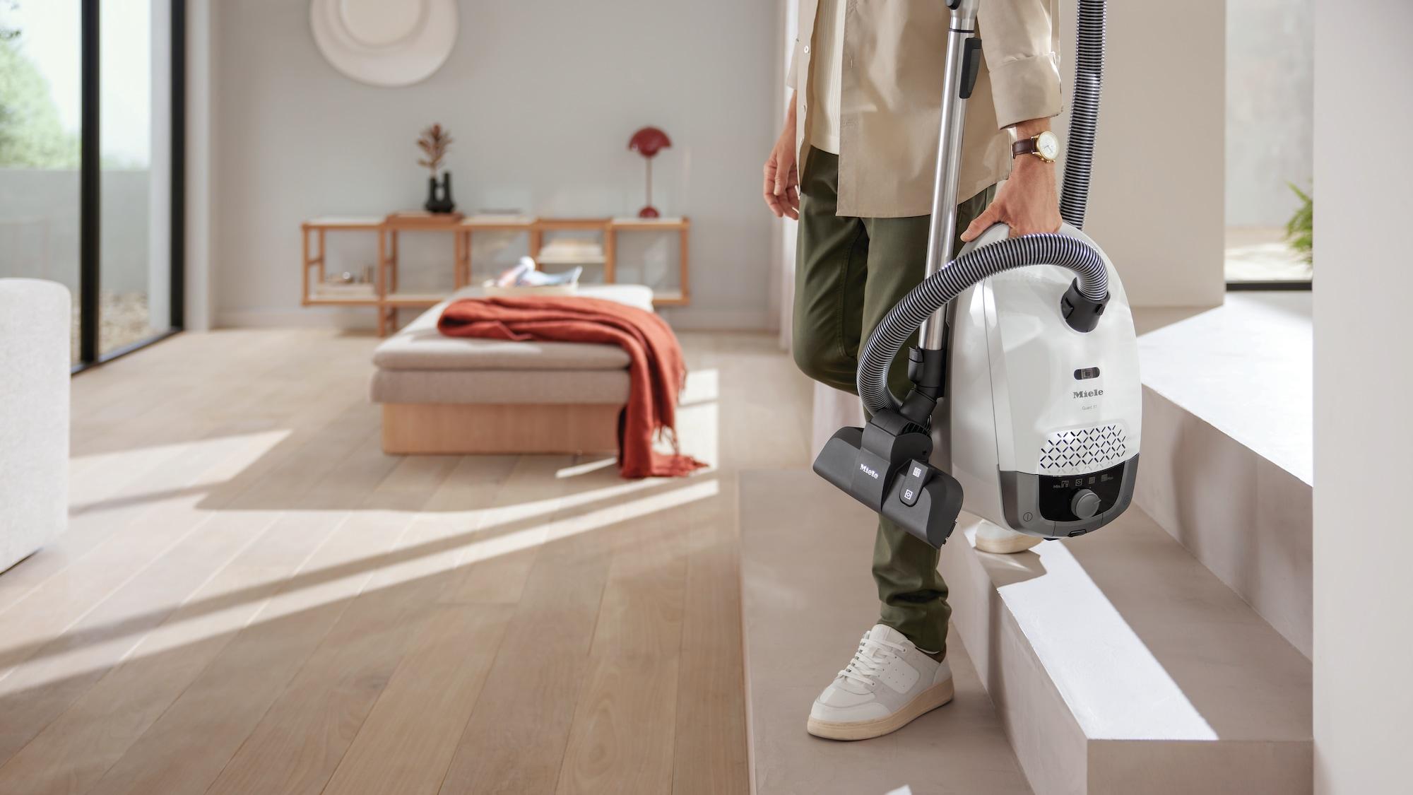 Miele Guard L1 - A porszívó parkoló állásban, a teleszkópos csővel a gép hátuljához rögzítve