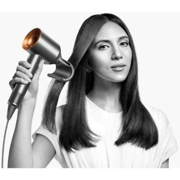 Dyson Supersonic Travel - A hajszárító ergonomikus fogása és a hátsó kezelőgombok részletei