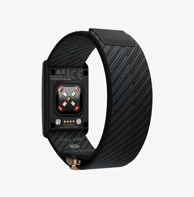 Polar Loop - A Polar Loop Gen 2 szenzorának alja a Precision Prime pulzusmérő érzékelőkkel és a töltőcsatlakozóval