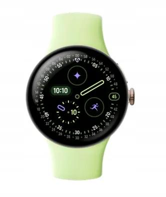 Google Pixel Watch 4 - az óra töltése a mágneses dokkolón és a hajlított üveg oldalsó profilja