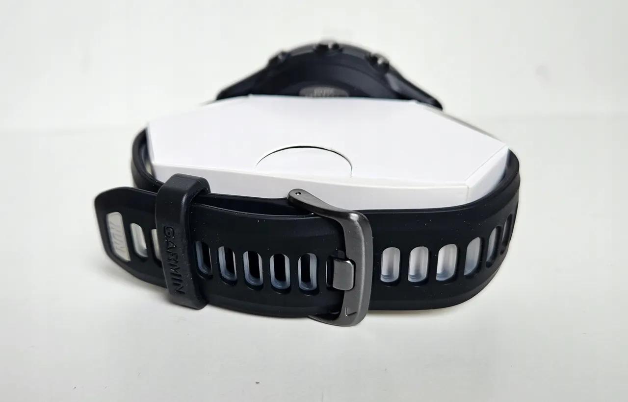 Garmin Forerunner 970 - a Garmin Forerunner 970 gombjai és a titán keret részletei