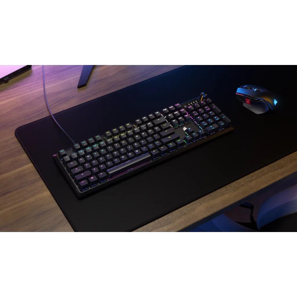 Corsair K70 MAX - Közelkép a gombokról éjszakai fényviszonyok között, az egyenletes háttérvilágítást bemutatva