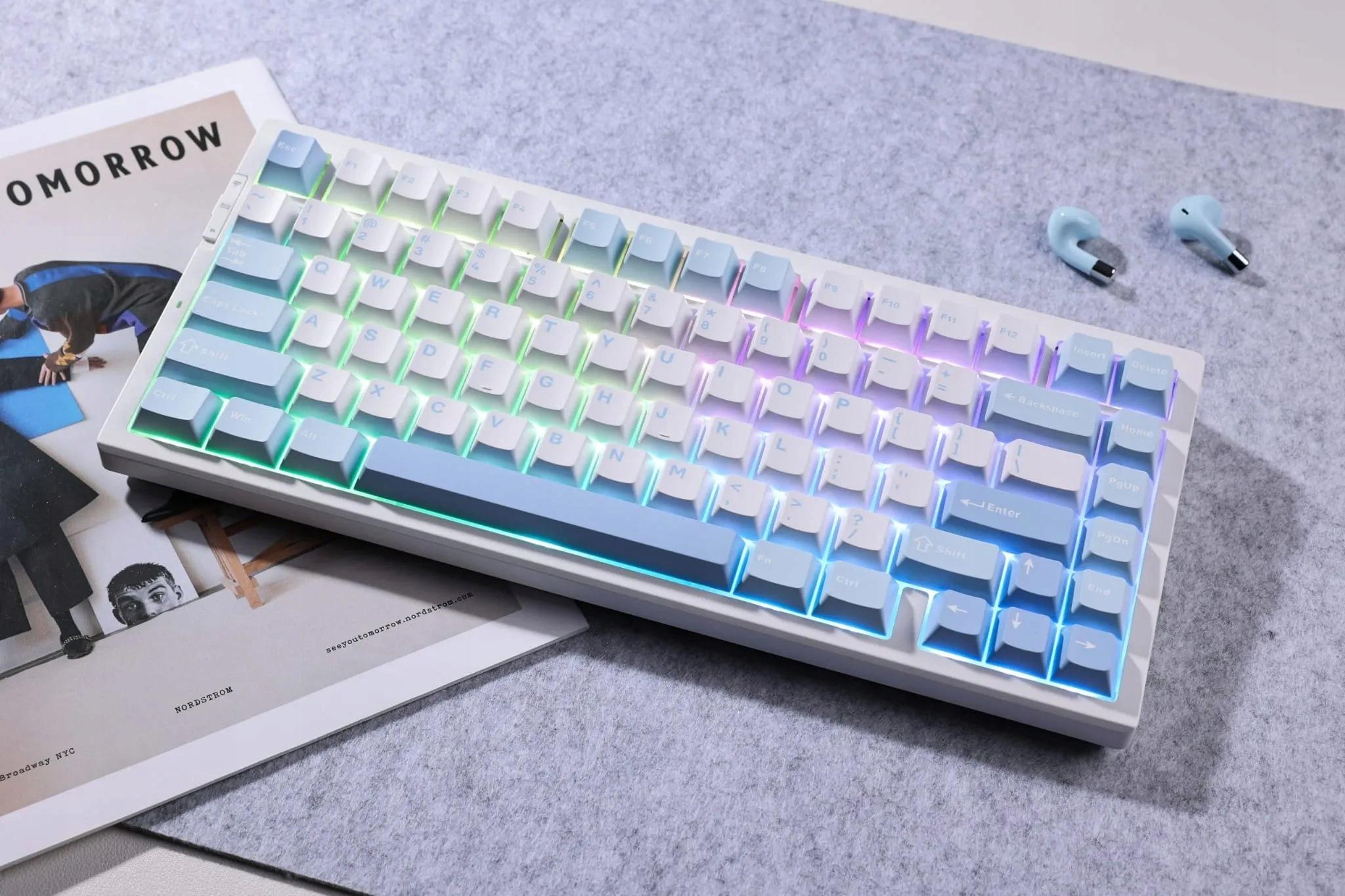 MCHOSE Ace60 Pro - A billentyűzet RGB háttérvilágítása sötétben