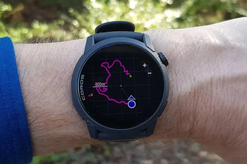 COROS Pace 4 GPS karóra használat közben