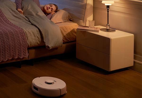 Narwal Freo Z Ultra - A robot alja a két háromszög alakú felmosófejjel és a gubancolódásmentes kefével