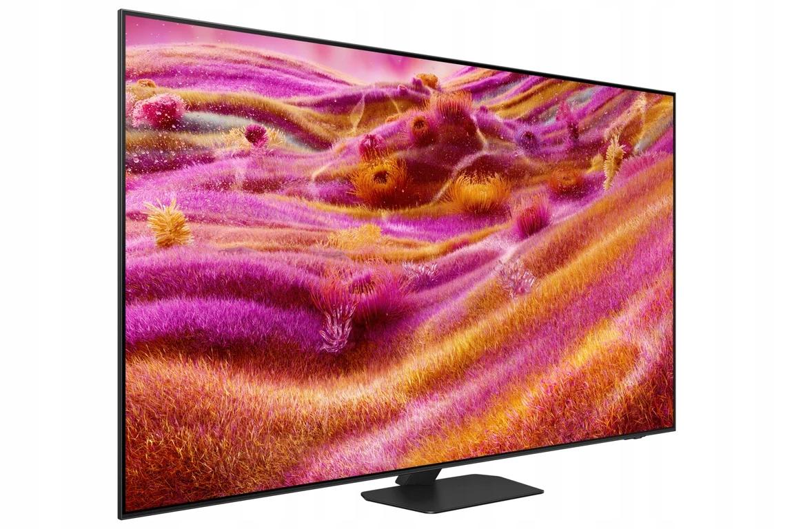 Samsung Neo QLED QN90F - A TV hátoldala a kábelrendezővel ellátott masszív talppal és a csatlakozókkal