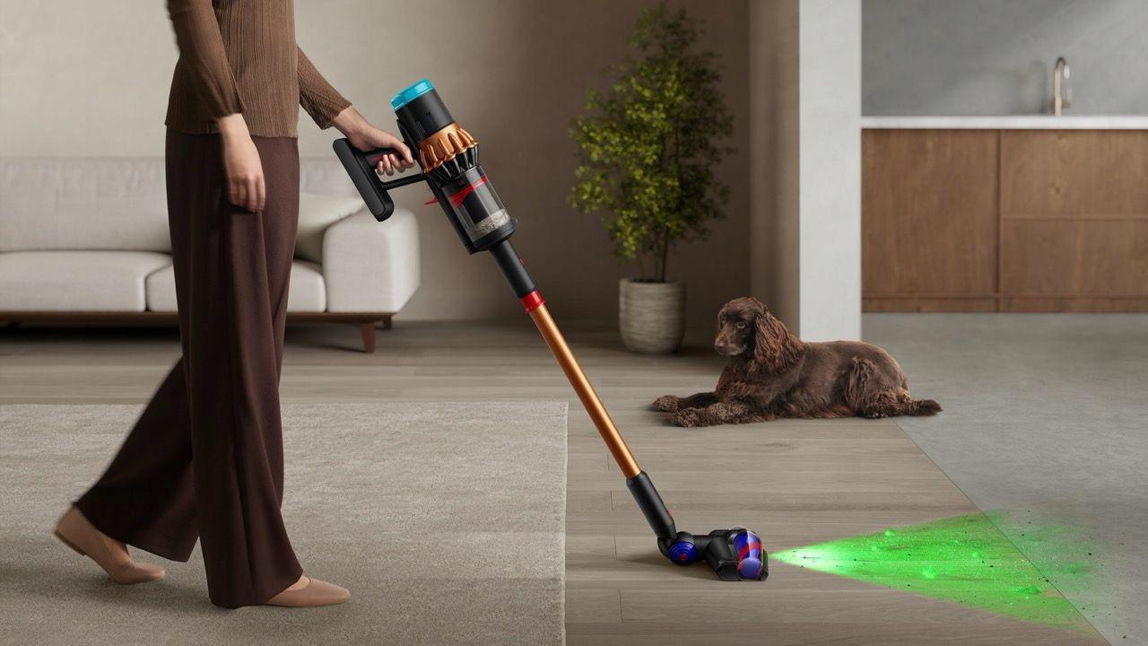 Dyson V16 Piston Animal - Állatszőr takarítása a kanapéról a Mini haj- és szőrtaszító elektromos kefe használatával