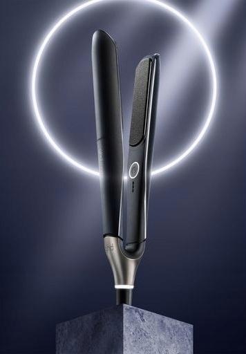 ghd Chronos - a ghd Chronos használat közben, fényes és sima hajtincset mutatva